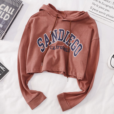 Alkalmi női blúz kapucnival és nyakkendővel