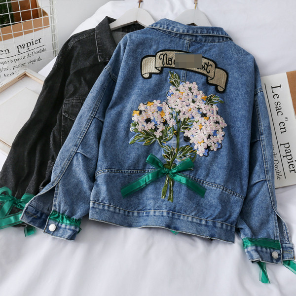 Moodne naiste teksakrae tikandite ja paeltega