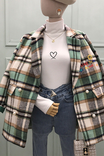Kockás női kabát V-nyakkal és színes rátéttel
