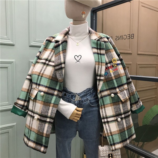 Kockás női kabát V-nyakkal és színes rátéttel