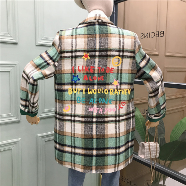 Kockás női kabát V-nyakkal és színes rátéttel