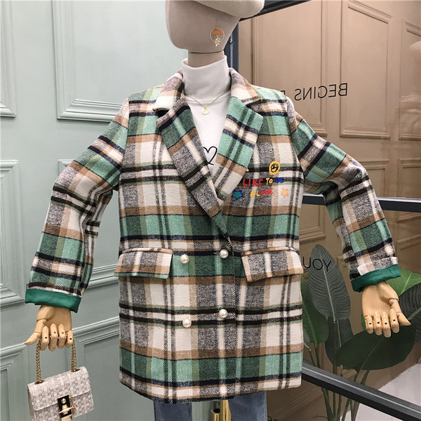 Kockás női kabát V-nyakkal és színes rátéttel