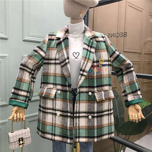 Kockás női kabát V-nyakkal és színes rátéttel