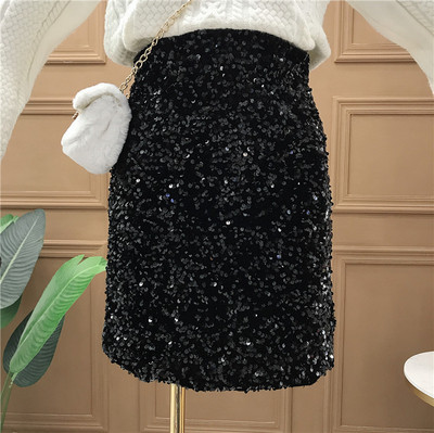 Aktuális női testhezálló szoknya magas derékkal és flitterekkel