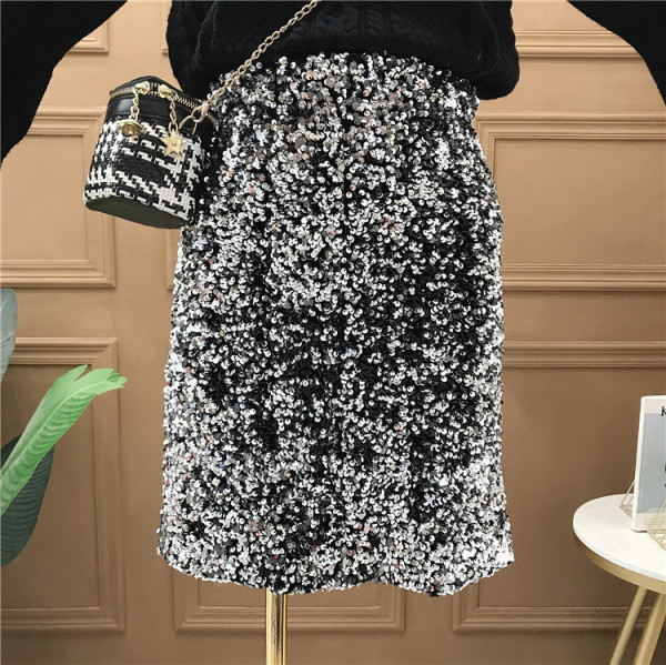 Aktuális női testhezálló szoknya magas derékkal és flitterekkel