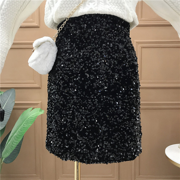 Aktuális női testhezálló szoknya magas derékkal és flitterekkel