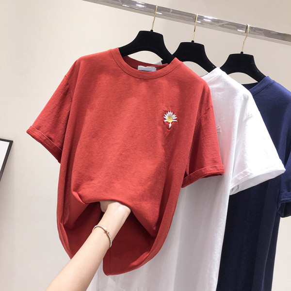 Modern női póló hímzéssel és rövid ujjal