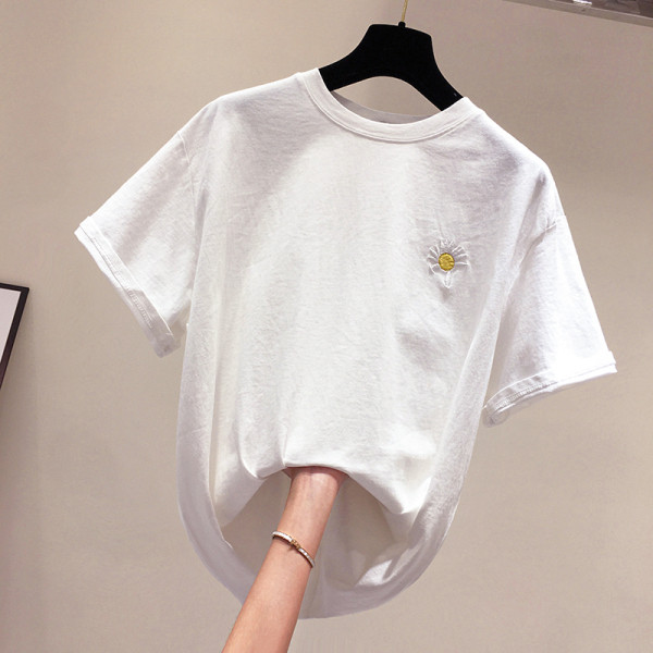 Modern női póló hímzéssel és rövid ujjal