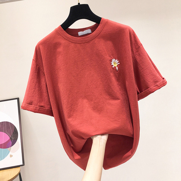 Modern női póló hímzéssel és rövid ujjal