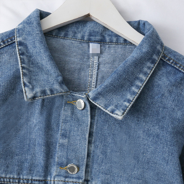 Moodne naiste teksajakk tikandite ja lipsudega sinise ja musta värviga