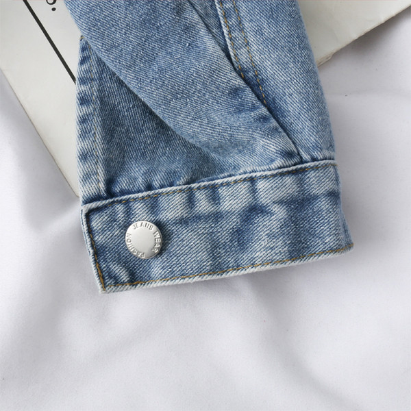 Moodne naiste teksajakk tikandite ja lipsudega sinise ja musta värviga