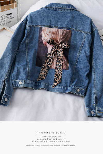 Modern női rövid farmerdzseki leopárd mintával, kék színben