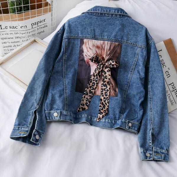 Modern női rövid farmerdzseki leopárd mintával, kék színben