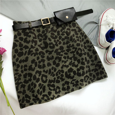 Modern rövid női szoknya övvel és leopárd mintával