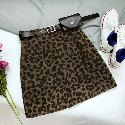 Modern rövid női szoknya övvel és leopárd mintával