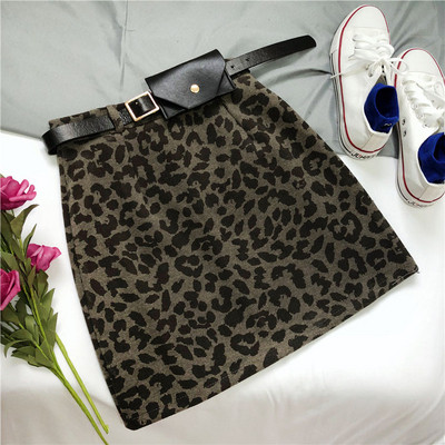 Modern rövid női szoknya övvel és leopárd mintával