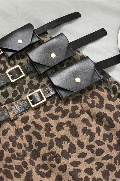 Modern rövid női szoknya övvel és leopárd mintával