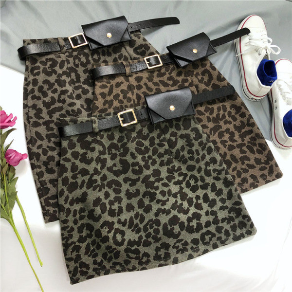 Modern rövid női szoknya övvel és leopárd mintával
