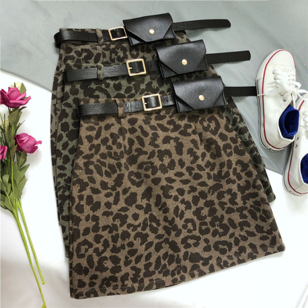Modern rövid női szoknya övvel és leopárd mintával