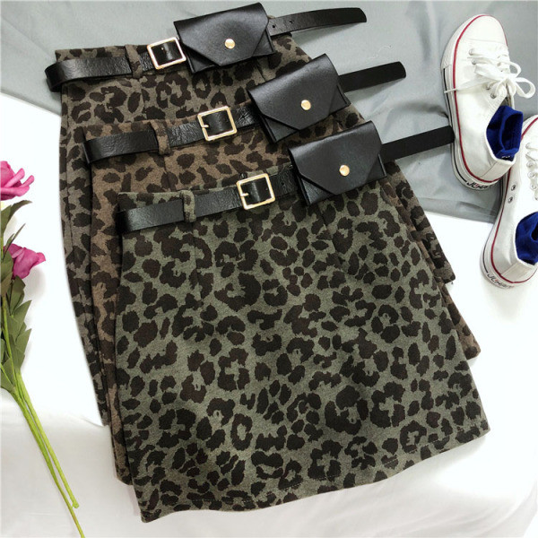 Modern rövid női szoknya övvel és leopárd mintával