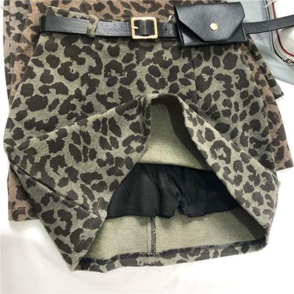 Modern rövid női szoknya övvel és leopárd mintával