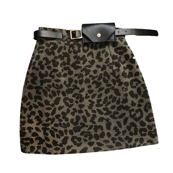 Modern rövid női szoknya övvel és leopárd mintával