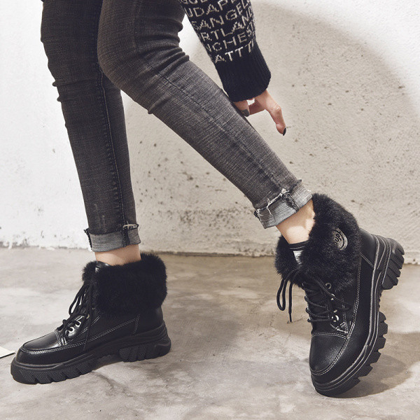 Női téli csizma puha műbőr béléssel és magas talppal