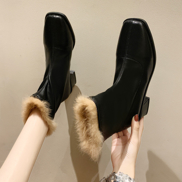 Női bőr őszi-téli csizma vastag sarokkal és puha béléssel, fekete színben