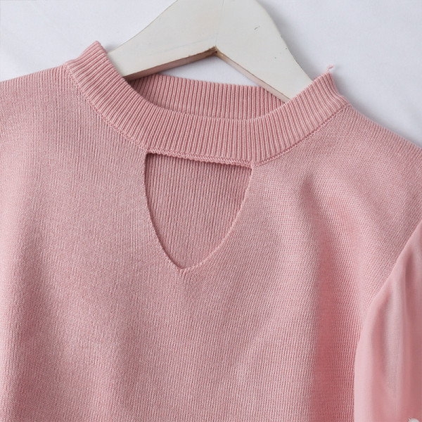 Modern női pulóver ovális nyakkivágással és tüll ujjakkal