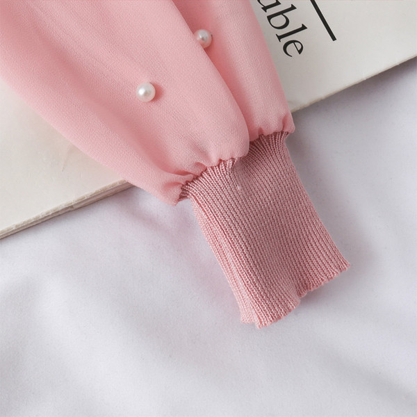 Modern női pulóver ovális nyakkivágással és tüll ujjakkal