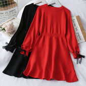 Modern női ruha ovális nyakkivágással és fekete-piros szalaggal