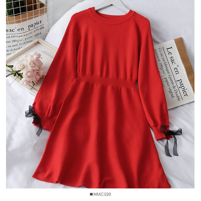 Modern női ruha ovális nyakkivágással és fekete-piros szalaggal