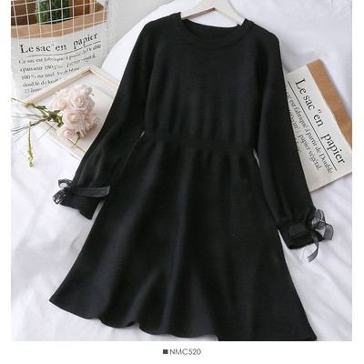 Modern női ruha ovális nyakkivágással és fekete-piros szalaggal