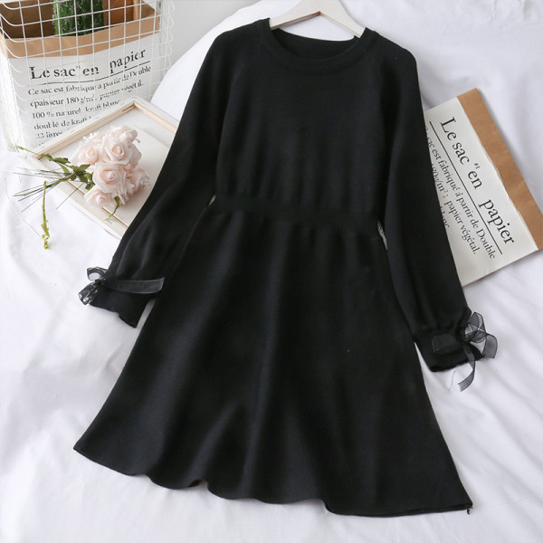 Modern női ruha ovális nyakkivágással és fekete-piros szalaggal