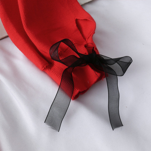 Modern női ruha ovális nyakkivágással és fekete-piros szalaggal