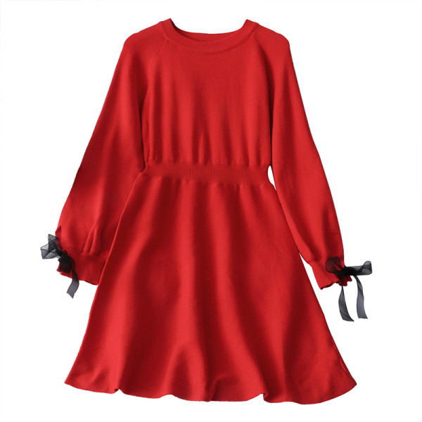 Modern női ruha ovális nyakkivágással és fekete-piros szalaggal