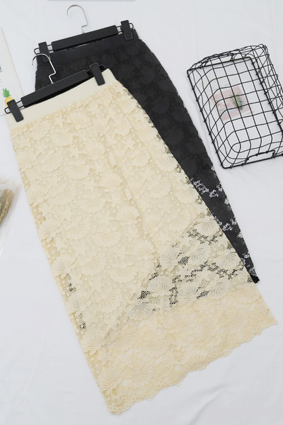 Hosszú női szoknya magas derékkal, csipkével