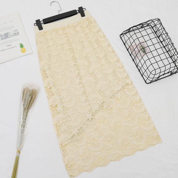 Hosszú női szoknya magas derékkal, csipkével