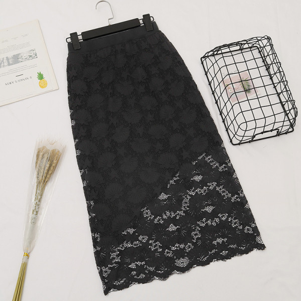 Hosszú női szoknya magas derékkal, csipkével