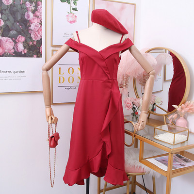 Moderna ženska haljina s tankim naramenicama i golim ramenima