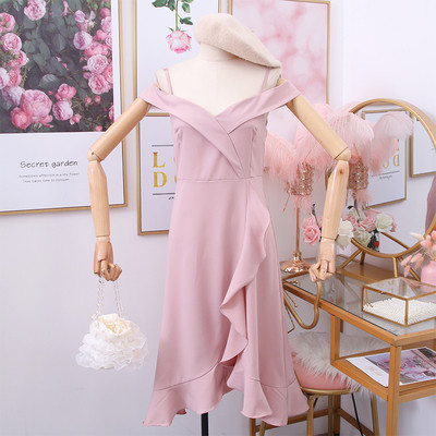 Moderna ženska haljina s tankim naramenicama i golim ramenima