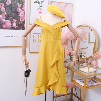 Moderna ženska haljina s tankim naramenicama i golim ramenima