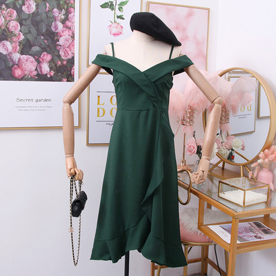 Moderna ženska haljina s tankim naramenicama i golim ramenima