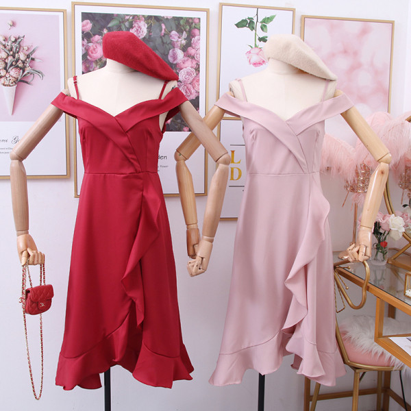 Moderna ženska haljina s tankim naramenicama i golim ramenima