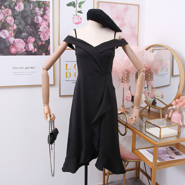 Moderna ženska haljina s tankim naramenicama i golim ramenima