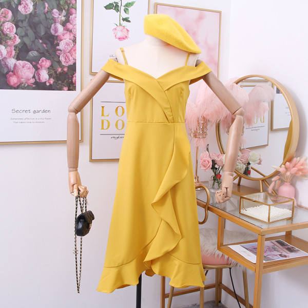 Moderna ženska haljina s tankim naramenicama i golim ramenima