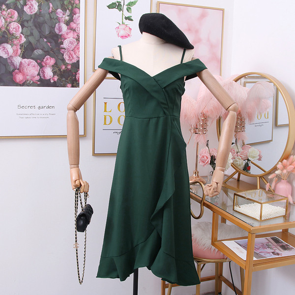 Moderna ženska haljina s tankim naramenicama i golim ramenima