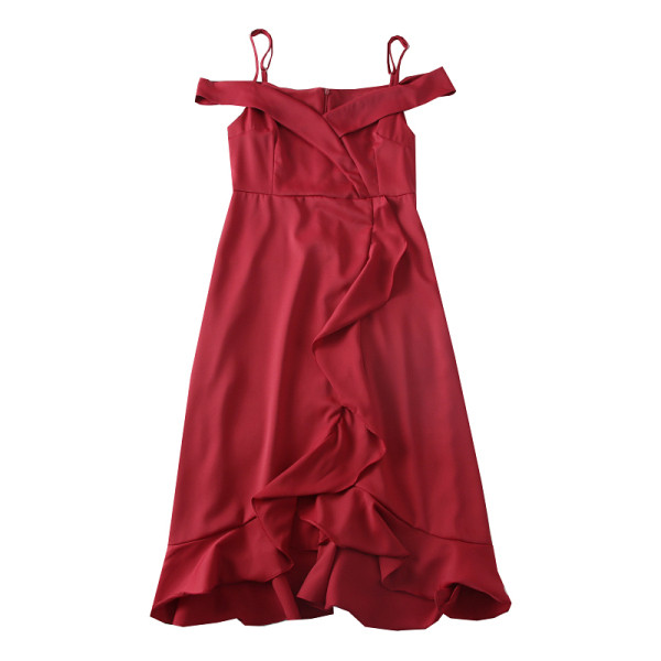 Moderna ženska haljina s tankim naramenicama i golim ramenima