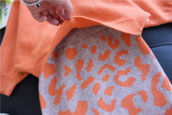 Gyerekkészlet lányoknak két részből - pulóver és szoknya