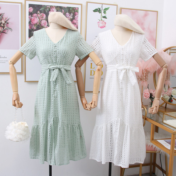 Moodne naiste kleit lühikeste varrukatega, spits dekoltee ja vööga